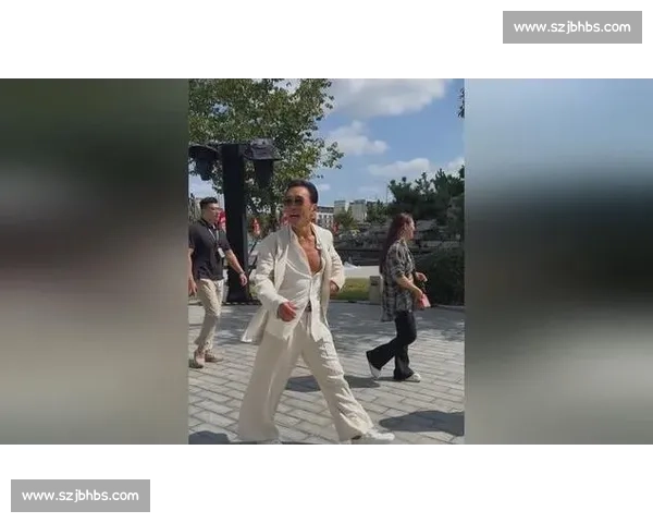 司徒浩南重出江湖!郑浩南香港街头再现经典造型,网友:青春回来了